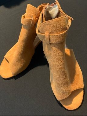 Women's Open-Toe Suede Block Heel Sandals - Mustard